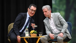 Cem Özdemir (Grüne, li) mit Tübingens Oberbuergermeister Boris Palmer