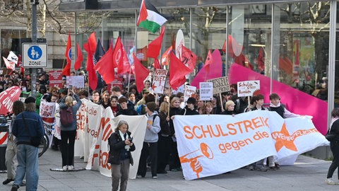 Teilnehmer ziehen demonstrierend durch die Stuttgarter Innenstadt gegen neuen Wehrdienst. Einigen von ihnen könnte erneut Post vom Ordnungsamt drohen.