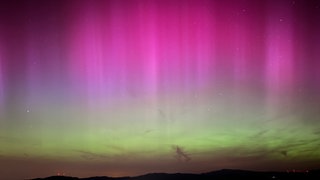 Lila und grüne Polarlichter leuchteten im Januar über dem Dreisamtal bei Oberried nahe Freiburg. Im März steigt wieder die Chance, dass sich das Phänomen wiederholt.