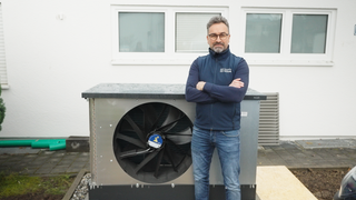 Heizungsbauer Michael Hoppe neben einer Wärmepumpe