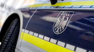 Der Schriftzug Zoll ist auf einem Auto zu sehen. Ein Tübinger Unternehmerpaar steht nun vor Gericht. Ihm wird organisierte Schwarzarbeit und illegale Beschäftigung vorgeworfen.