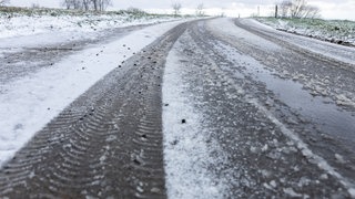 Schnee liegt auf den Wiesen und Feldern in Großerlach in Baden-Württenmberg. In der Nacht auf Donnerstag droht in höheren Lagen Glatteis.
