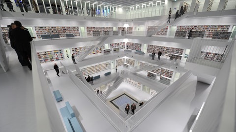 Wegen Sparmaßnahmen müssen Nutzer die Stuttgarter Stadtbibliothek inzwischen zwei Stunden früher verlassen.