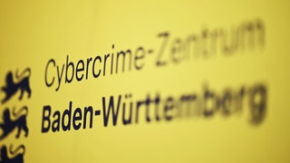 Auf einem Roll-Up im Cybercrime-Zentrum Baden-Württemberg steht der Name der Einrichtung.