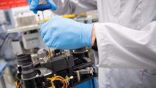 Ein Produktionsmitarbeiter bei einem Autozulieferer. Das BIP in BW ist 2025 zum dritten Mal in Folge geschrumpft - vor allem die Industrie schwächelte.