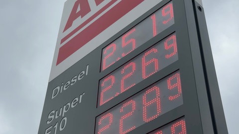 Die Preise an einer Tankstelle in Ulm steigen kurzzeitig auf 2,51 Euro.