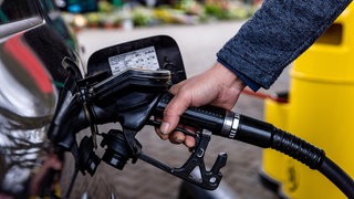 Ein Auto wird getankt. In Baden-Württemberg gibt es regionale Unterschiede bei den Preisen für Benzin, Diesel und Heizöl.