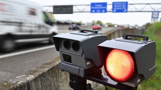 Eine mobile Geschwindigkeitsmessanlage steht am Rand der A6.