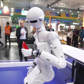 Weißer KI gestützter Roboter