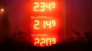 Bild einer Tankstellen-Anzeige, auf der Diesel teurer ist als Benzin. In welcher Region in BW trifft das die Menschen am stärksten?