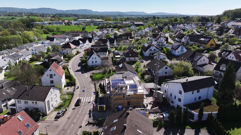 Das Haus in der Mitte befindet sich mitten in der Sanierung, hier wird serielle gedämmt und um ein zusätzliches Stockwerk erweitert.