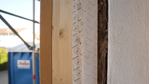 Serielle Dämmbauteile an einem Haus angebracht.