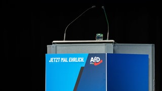 Auf dem Symbolbild ist ein leeres Rednerpult der AfD Baden-Württemberg zu sehen. Wegen finanzieller Ungereimtheiten hat der Landesvorstand der AfD den kompletten Kreisverband Stuttgart abberufen.