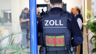 Zollbeamte bei einer Kontrolle.