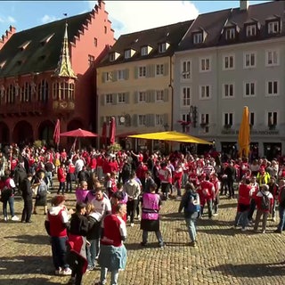 Fußball Fans auf einem Platz in Freiburg