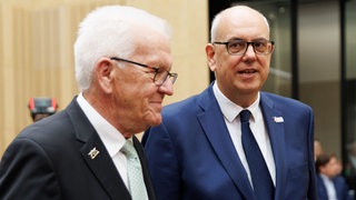 Winfried Kretschmann (Grüne, l), Ministerpräsident von Baden-Württemberg, und Andreas Bovenschulte (SPD), Bürgermeister von Bremen und Bundesratspräsident, sprechen vor Beginn der 1065. Sitzung des Bundesrates