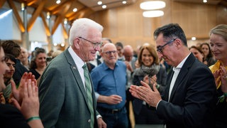 Winfried Kretschmann (l, Bündnis 90Die Grünen), Ministerpräsident von Baden-Württemberg, begrüßt den designierten Ministerpräsidenten von Baden-Württemberg, Cem Özdemir (r, Bündnis 90Die Grünen).