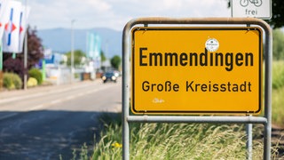Ein Ortsschild steht am Eingang der Stadt Emmendingen. Erneut ist aus der Psychiatrie ein Straftäter geflohen. Es ist der dritte Fall in kurzer Zeit.