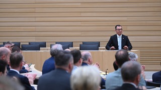  Cem Özdemir (Bündnis 90Die Grünen) wird im Landtag zum neuen Ministerpräsidenten von Baden-Württemberg gewählt.