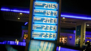 Der Monolith einer Tankstelle zeigt die Spritpreise um 00.03 Uhr am 01.05.2026 nach der Spritpreis-Senkung. Durch den Iran-Krieg sind Energie- und Rohstoffpreise angestiegen, viele Verbraucher halten sich mit Anschaffungen zurück. Unternehmen in Baden-Württemberg blicken pessimistischer in die Zukunft als noch zu Jahresbeginn.