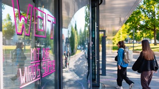 Zwei Teilnehmerinnen auf dem Weg zur Women of Tech Conference.