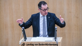 Cem Özdemir (Grüne), Ministerpräsident von Baden-Württemberg, gibt im Landtag seine erste Regierungserklärung ab.