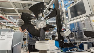 Ein Mitarbeiter des Herstellers von Ventilatoren und Elektromotoren, ebm-papst, montiert in Hollenbach (Baden-Württemberg) einen Lüfter. Die internationale Wettbewerbsfähigkeit des Wirtschaftsstandorts BW hat sich in den vergangenen Jahren deutlich verschlechtert.
