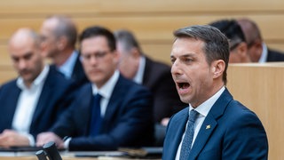 Martin Rothweiler, Fraktionsvorsitzender der AfD im Landtag von Baden-Württemberg, spricht bei einer Landtagssitzung im Plenarsaal am Rednerpult.