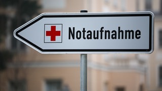 Ein Schild weist den Weg zur Notaufnahme.