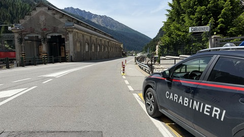 Der Brenner ist am Samstag, 30.05.2026, wegen einer Demonstration gesperrt. Ein Auto der Carabinieri steht an der Seite. Die Brenner-Sperre sorgt für fast autofreie Straßen auf dem Alpenpass.