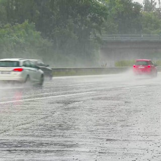 Nach einer Woche heißen Temperaturen hat sich am Sonntag über Baden-Württemberg ein Gewitter entladen. Im Kreis Karlsruhe hat es heftig geregnet.