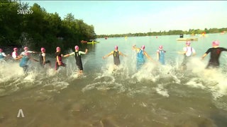 Sportlerinnen auf dem Weg in einen See