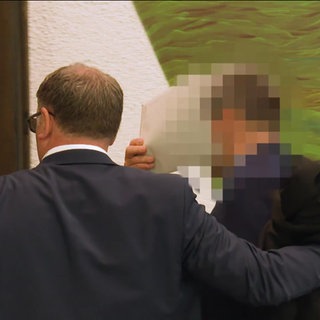 Ein Angeklagter wird in den Gerichtssaal geführt