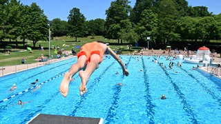 85 Prozent der Kommunen schreiben rote Zahlen: Schwimmbäder oder Kultureinrichtungen könnten schließen.