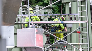 Zwei Mitarbeiter der Netzbetreiber arbeiten an einem Umspannwerk in Reutlingen. Die Stromnetzanbieter sind noch dabei, die letzten Mittelspannungskunden wieder ans Netz anzuschließen.
