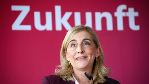 Nina Warken (CDU), Bundesministerin für Gesundheit, spricht bei der Landkreisversammlung des Deutschen Landkreistag. Für ihre Sparmaßnahmen erntet die Ministerin viel Kritik.