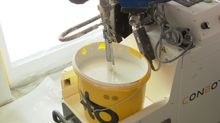 Auch das Handwerk nutzt KI und Roboter: Ein Malerroboter von ConBotics ist erstmal auf einer Baustelle im Testbetrieb.