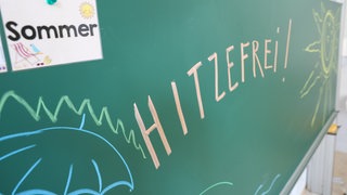 Der Schriftzug Hitzefrei steht auf einer Schultafel (Symbolbild).