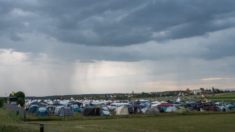 Dunkle Wolken ziehen über einen Campingplatz des Southside-Festivals auf. Aufgrund des Wetters wurde das Festivalgelände evakuiert.