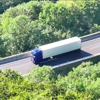 LKW auf einer landstraße