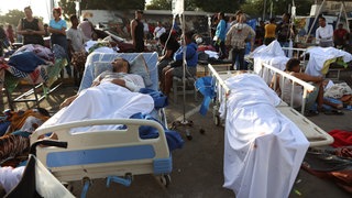 Patienten liegen vor einem Krankenhaus, das evakuiert wurde, nachdem es bei einem Erdbeben beschädigt worden war. Zwei schwere Erdbeben innerhalb von nur 39 Sekunden haben in Venezuela mindestens 164 Menschen das Leben gekostet. (Symbolfoto)