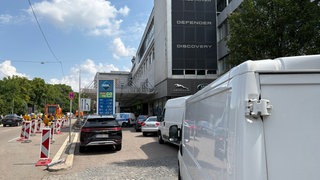 Am Dienstagvormittag stehen mehrere Autos an einer Tankstelle in Stuttgart Schlange. Der Tankrabatt endet in der Nacht zum Mittwoch.