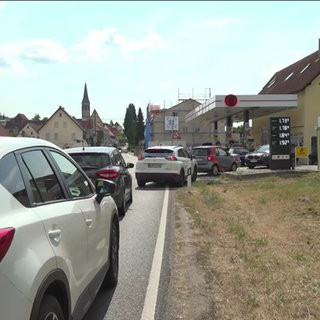 Autos in der Schlange an der Tankstelle