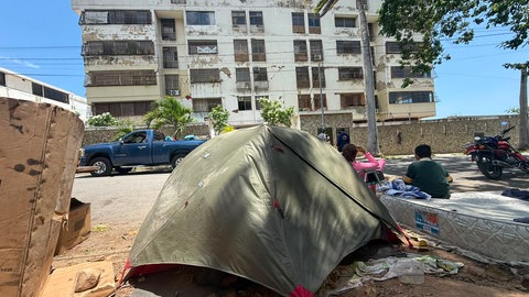 Bild eines Camps in La Guaira in Venezuela: Viele Menschen schlafen derzeit im Zelt, manche im Auto, manche auf einer Matratze unter freiem Himmel.