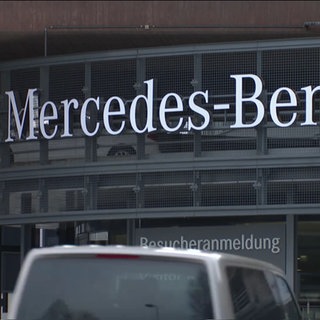 Mercedes-Benz Aufschrift auf dem Firmengebäude