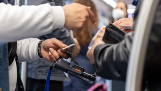 Ticketkontrolle in der Bahn.