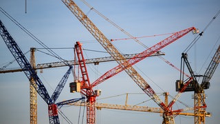 Symbolbild: Baukräne stehen auf einer Baustelle. Dieses Jahr kam es bereits zu einigen Kran-Unfällen unter anderem in Breisach am Rhein und in Bad Wildbad.