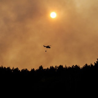 Ein Helikopter ist während eines Waldbrandes im Einsatz. Die Feuerwehr in Baden-Württemberg bereitet sich auf Großbrände vor.