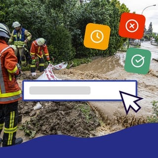 Feuerwehrleute stehen an einer überfluteten Straße.