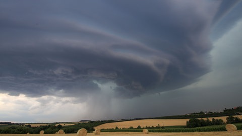 Bedrohliche Gewitterwolken verdunkeln am 16.7. den Himmel über Winnenden.